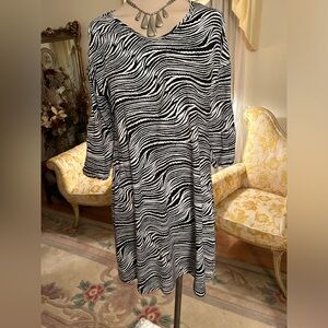 LuluB NWOT adorable black/white dress keyhole sleeves size M